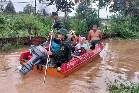 cleaning mud Vietnam|Residents clean up as floodwaters recede in Vietnam’s Hue City.